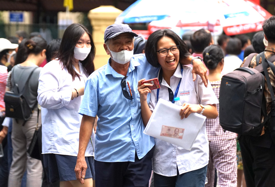 Phụ huynh không giấu được niềm vui khi đón thí sinh ngoài cổng trường. Phụ huynh không giấu được niềm vui khi đón thí sinh ngoài cổng trường.