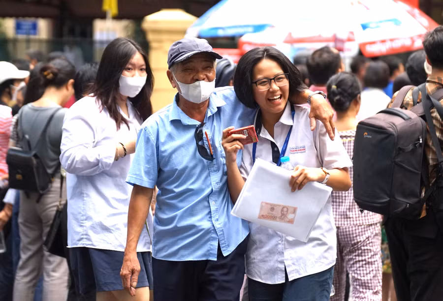 Phụ huynh không giấu được niềm vui khi đón thí sinh ngoài cổng trường.