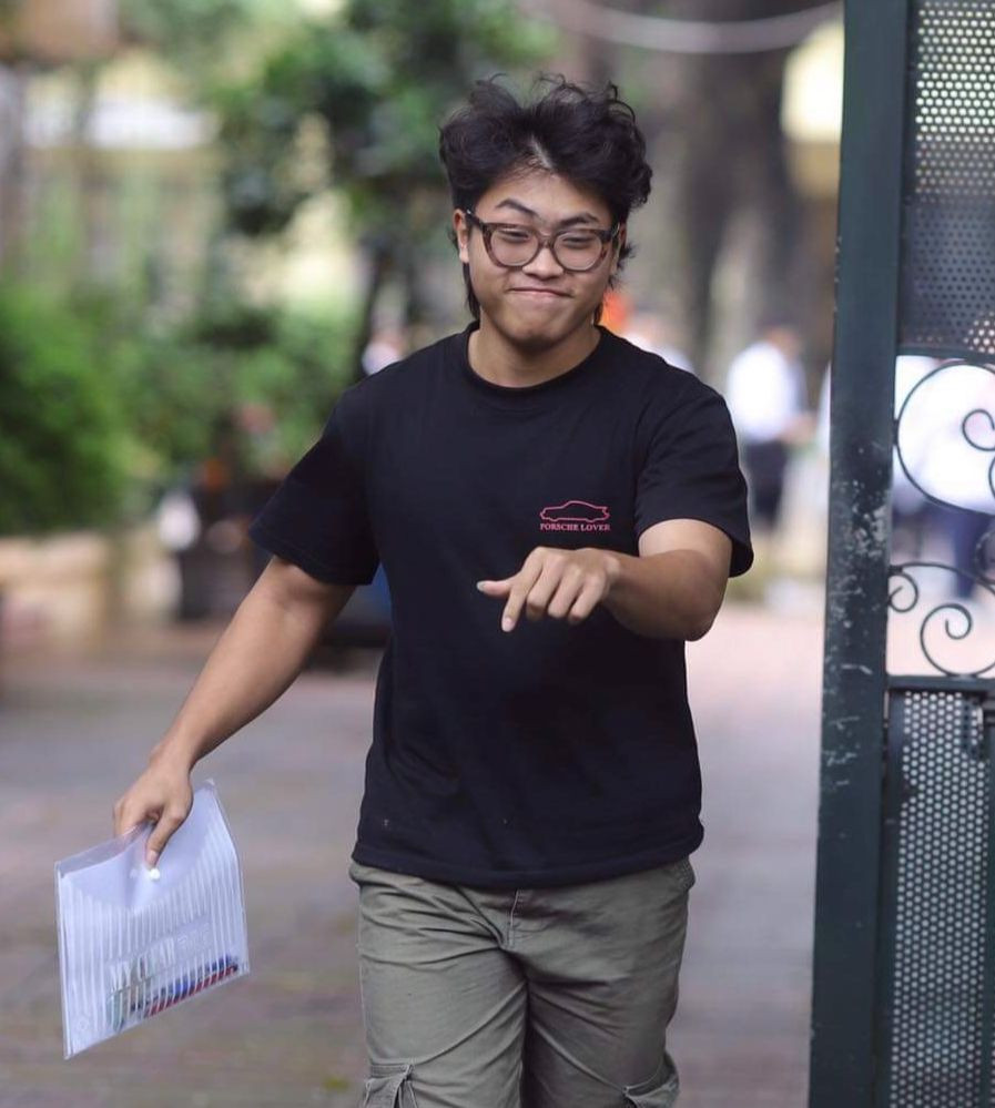 Thí sinh rời điểm thi Trường THPT Việt Đức (Hà Nội) với nụ cười rạng ngời trên khuôn mặt. Thí sinh rời điểm thi Trường THPT Việt Đức (Hà Nội) với nụ cười rạng ngời trên khuôn mặt.