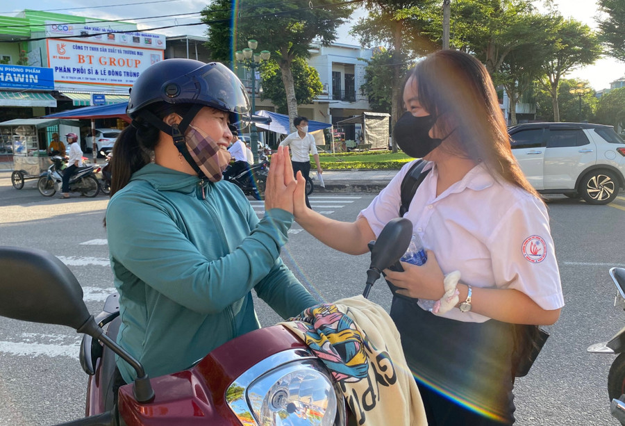 Mẹ con cùng cố gắng! Mẹ con cùng cố gắng!