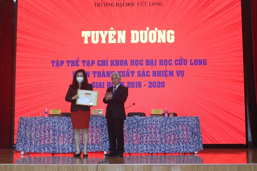 Tuyên dương tập thể Tạp chí khoa học ĐH Cửu Long hoàn thành xuất sắc nhiệm vụ.