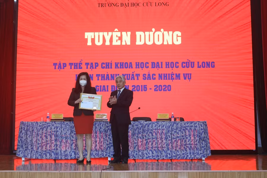Tuyên dương tập thể Tạp chí khoa học ĐH Cửu Long hoàn thành xuất sắc nhiệm vụ.