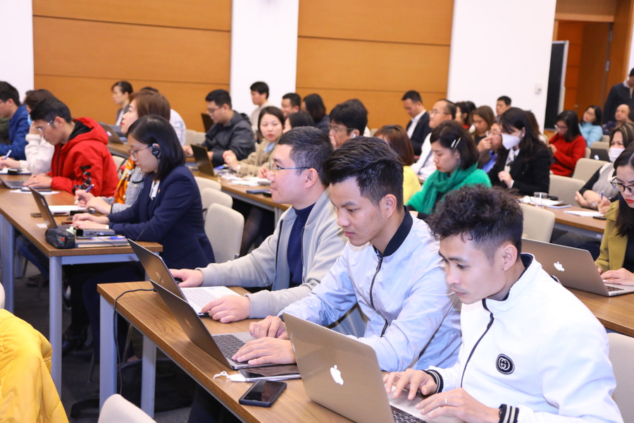 Các phóng viên tác nghiệp tại khu vực dành cho báo chí của Quốc hội. Ảnh: TG