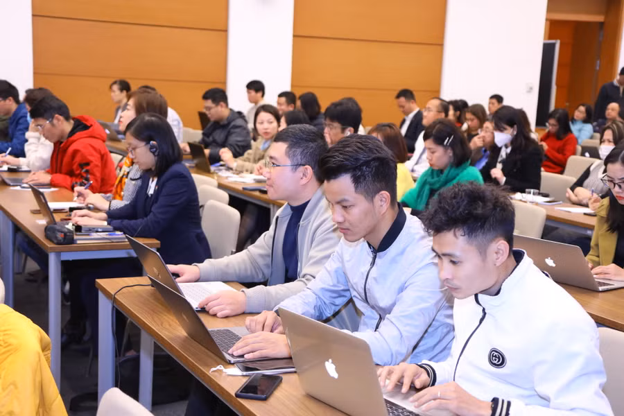 Các phóng viên tác nghiệp tại khu vực dành cho báo chí của Quốc hội. Ảnh: TG