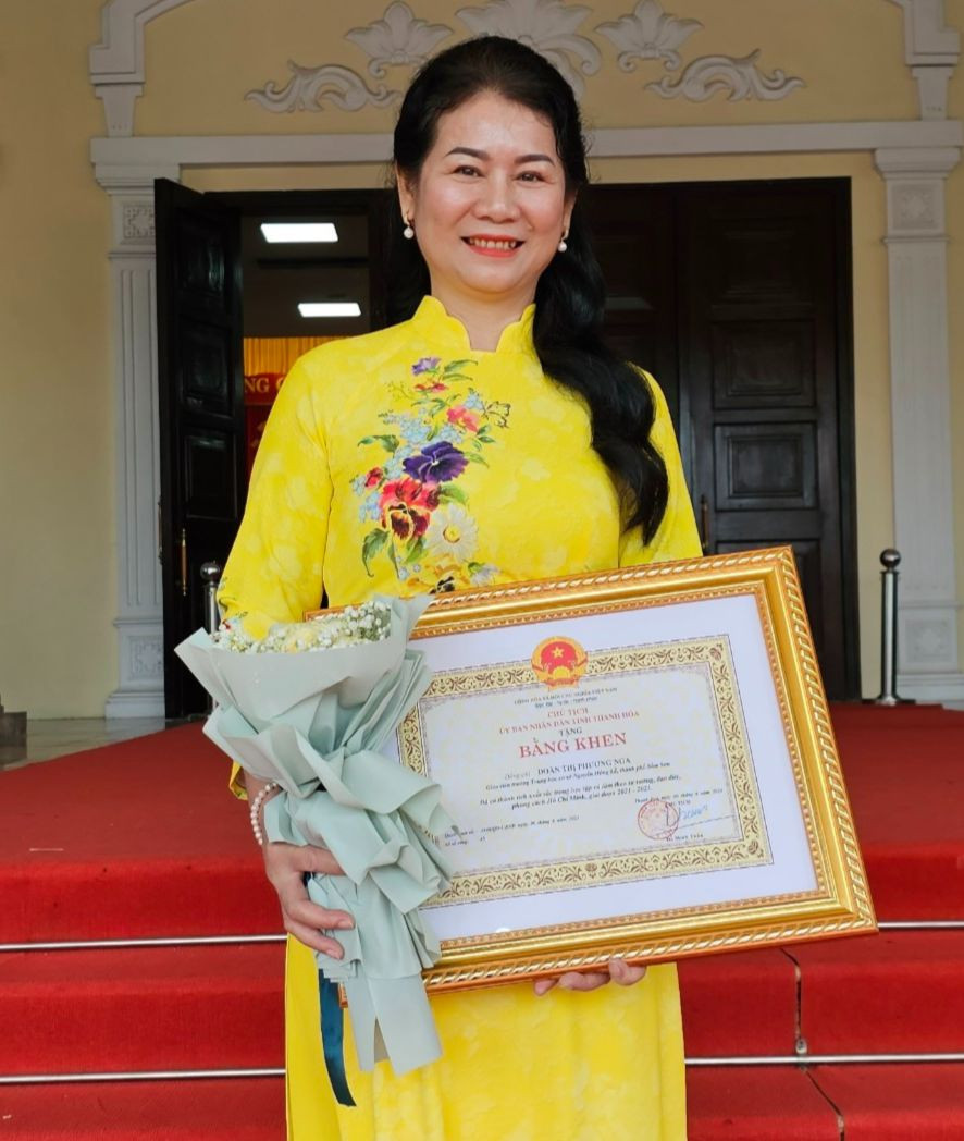 Cô Doãn Thị Phương Nga là 1 trong 75 điển hình tiên tiến được Chủ tịch UBND tỉnh Thanh Hóa tặng Bằng Khen vì có thành tích xuất sắc trong học tập và làm theo tư tưởng đạo đức Hồ Chí Minh.