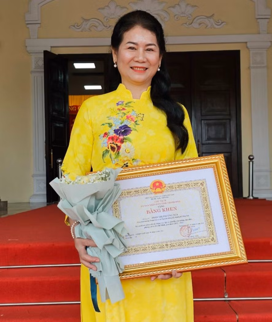 Cô Doãn Thị Phương Nga là 1 trong 75 điển hình tiên tiến được Chủ tịch UBND tỉnh Thanh Hóa tặng Bằng Khen vì có thành tích xuất sắc trong học tập và làm theo tư tưởng đạo đức Hồ Chí Minh.