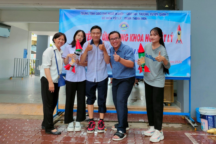 Học viên Ngô Thị Kim Chi (ngoài cùng bên trái) cùng bạn học và thầy, cô giáo trong trung tâm. Học viên Ngô Thị Kim Chi (ngoài cùng bên trái) cùng bạn học và thầy, cô giáo trong trung tâm.