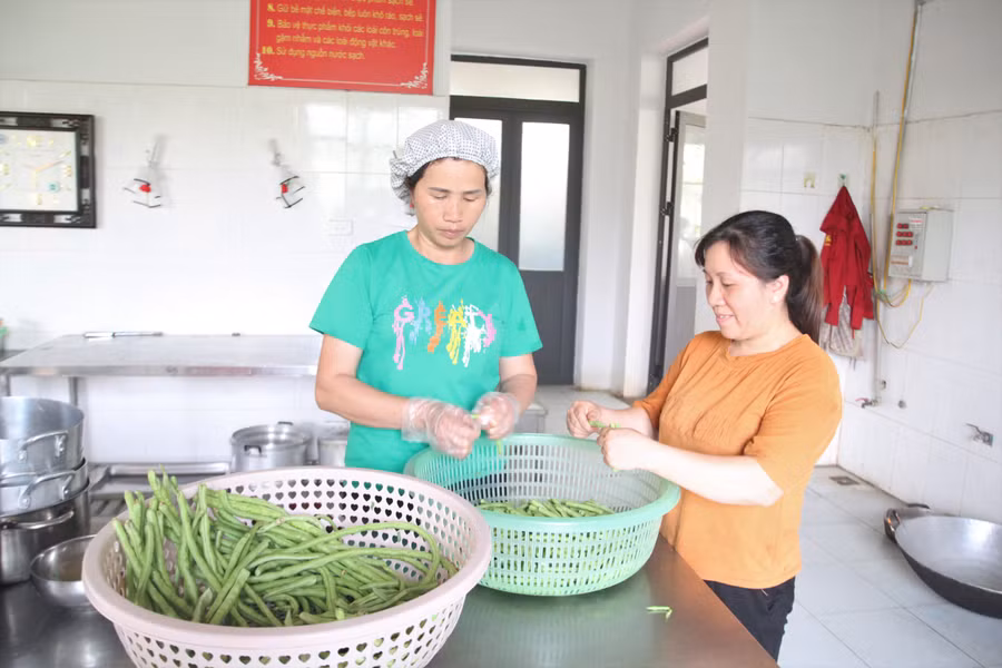 Nhân viên Trường PTDTNT huyện Tân Uyên chuẩn bị thức ăn.