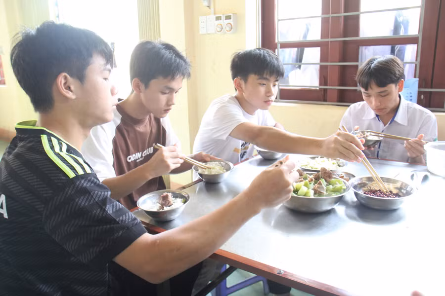 Học sinh Trường PTDT Nội trú THCS và THPT huyện Bắc Hà trong bữa ăn trưa. Học sinh Trường PTDT Nội trú THCS và THPT huyện Bắc Hà trong bữa ăn trưa.