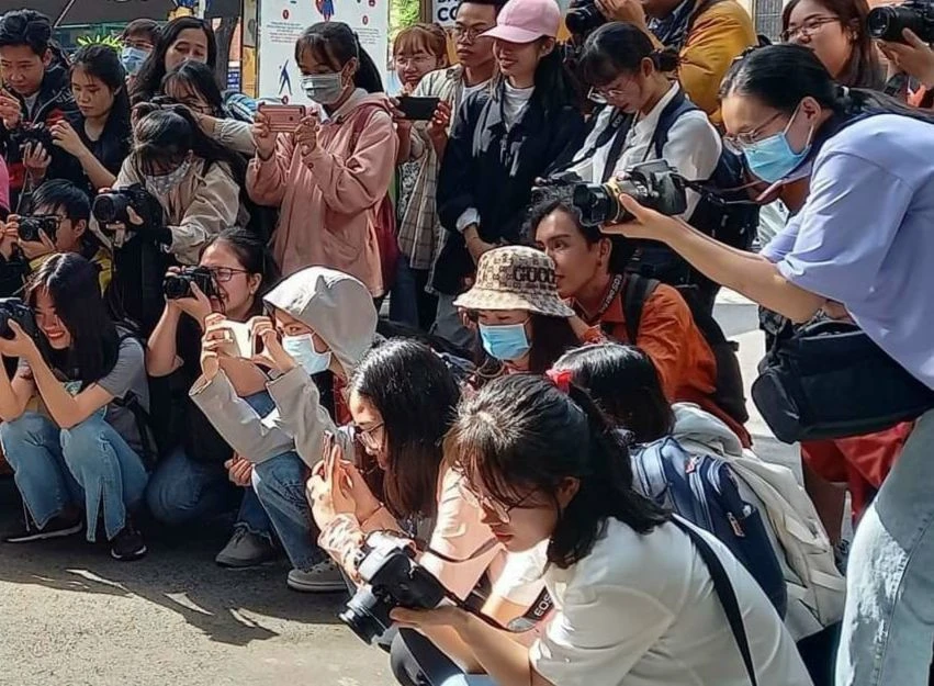 Sinh viên Khoa Báo chí và Truyền thông, Trường Đại học Khoa học Xã hội và Nhân văn (ĐHQG TP HCM) thực hành kỹ năng. Ảnh: Khánh Vân