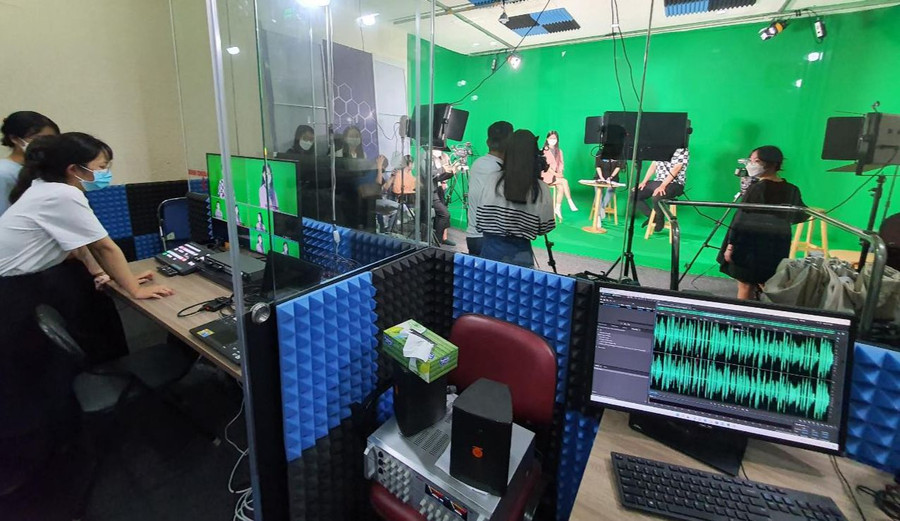 Sinh viên Khoa Báo chí và Truyền thông, Trường Đại học Khoa học Xã hội và Nhân văn (ĐHQG TP HCM) thực hành kỹ năng. Ảnh: Khánh Vân Sinh viên Khoa Báo chí và Truyền thông, Trường Đại học Khoa học Xã hội và Nhân văn (ĐHQG TP HCM) thực hành kỹ năng. Ảnh: Khánh Vân