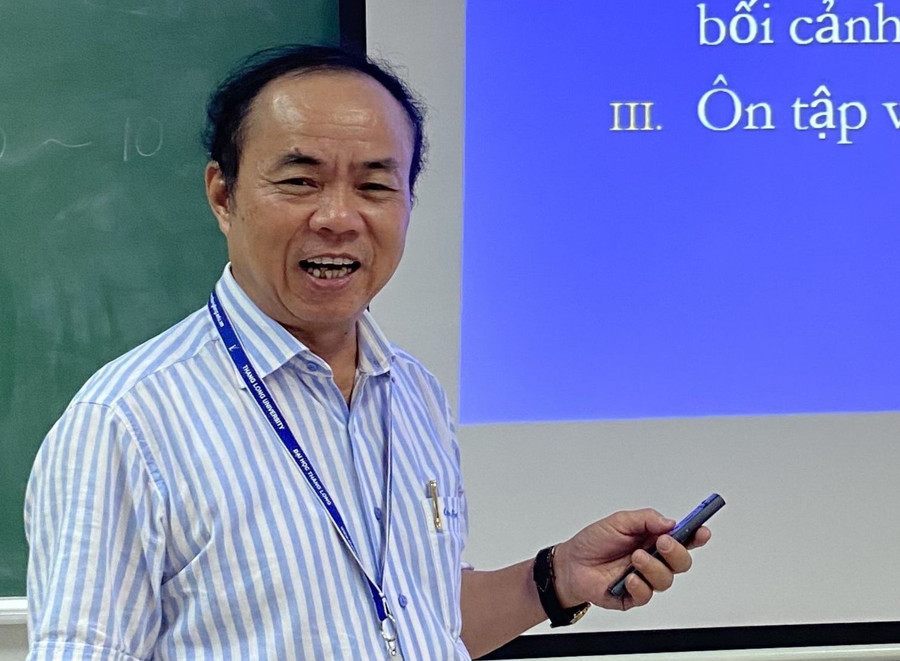 TS Trần Bá Dung trong một giờ dạy. Ảnh: NVCC