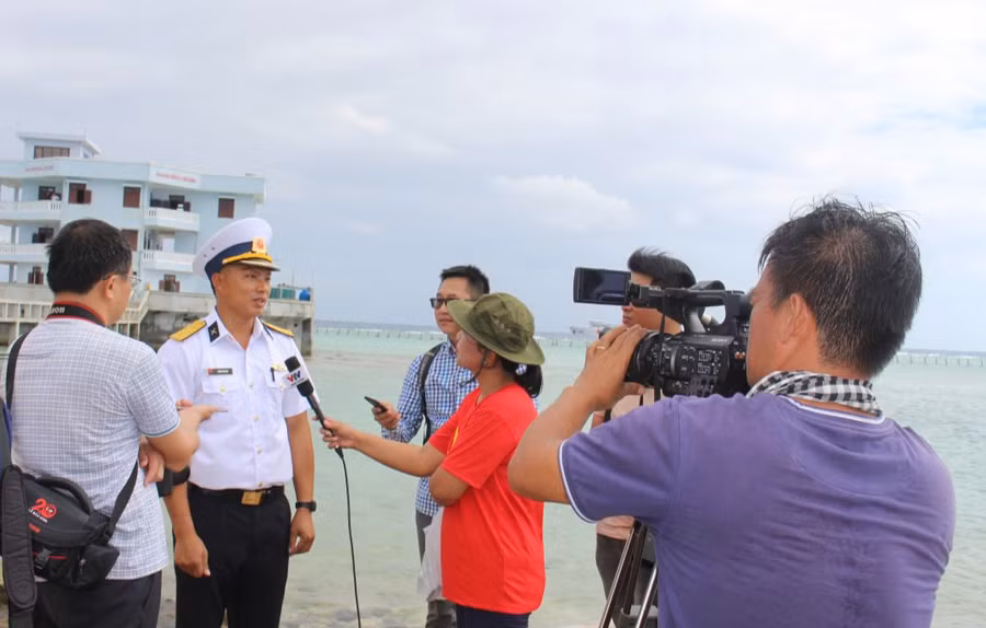 Các nhà báo tác nghiệp tại Trường Sa. Ảnh minh họa.
