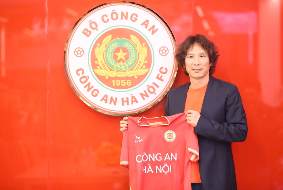 Huấn luyện viên Gong Oh-kyun ký hợp đồng 2 năm với câu lạc bộ Công an Hà Nội. Ảnh: INT.