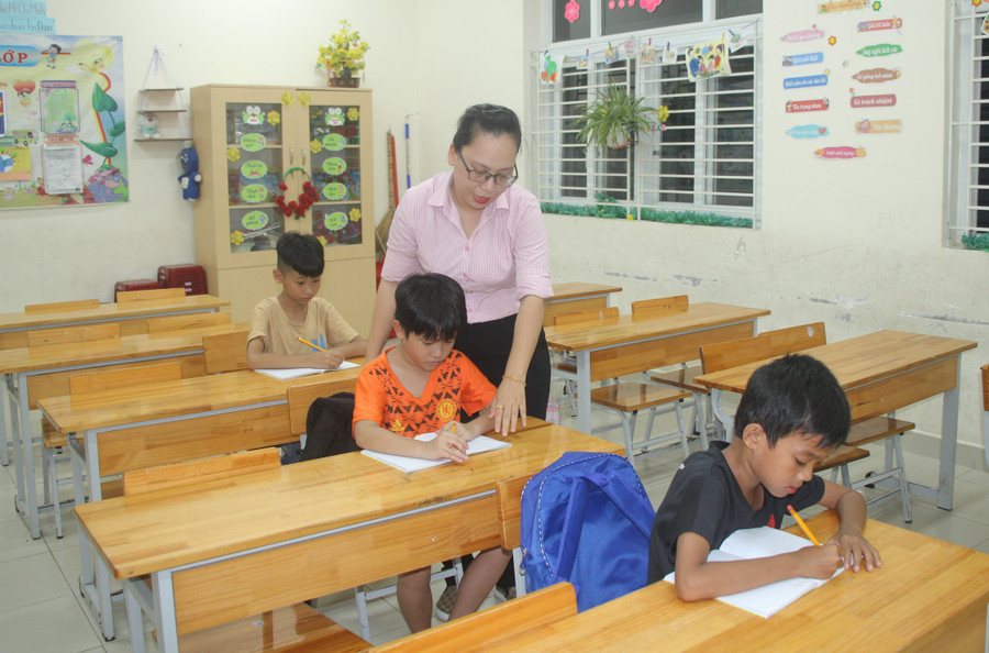 Cô Trúc Linh hướng dẫn học sinh làm bài tập. Cô Trúc Linh hướng dẫn học sinh làm bài tập.