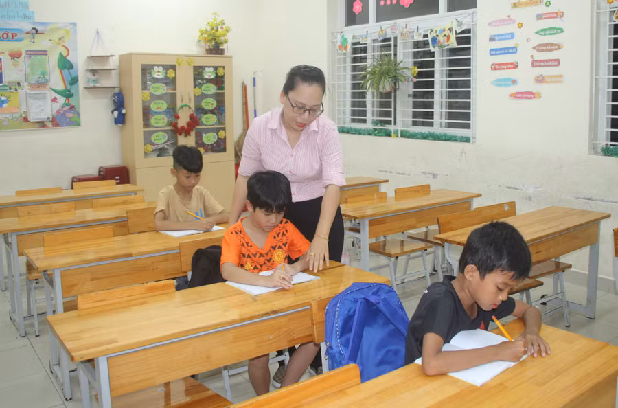 Cô Trúc Linh hướng dẫn học sinh làm bài tập.