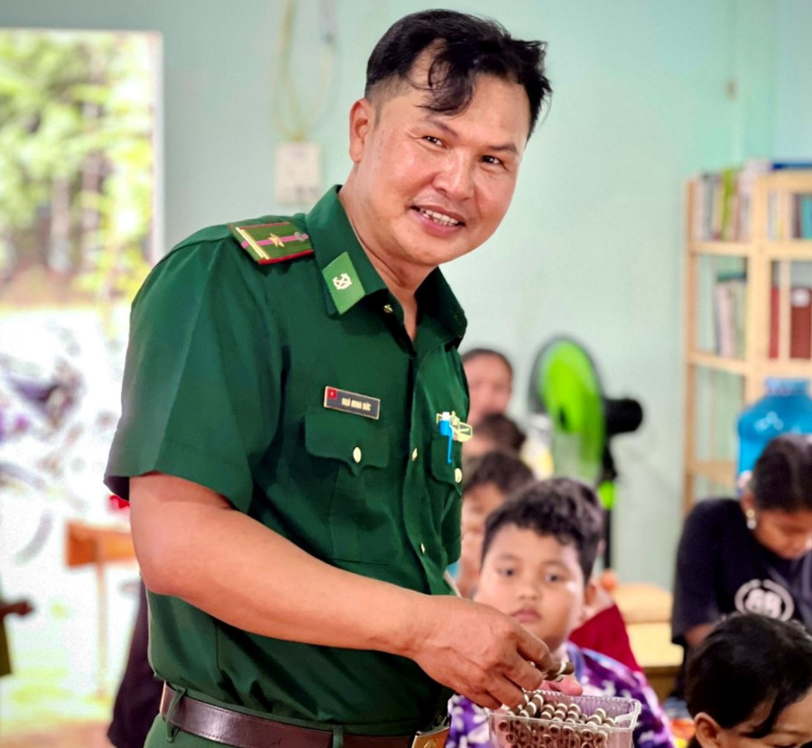 Thiếu tá, thầy giáo quân hàm xanh Ngô Minh Đức. Thiếu tá, thầy giáo quân hàm xanh Ngô Minh Đức.