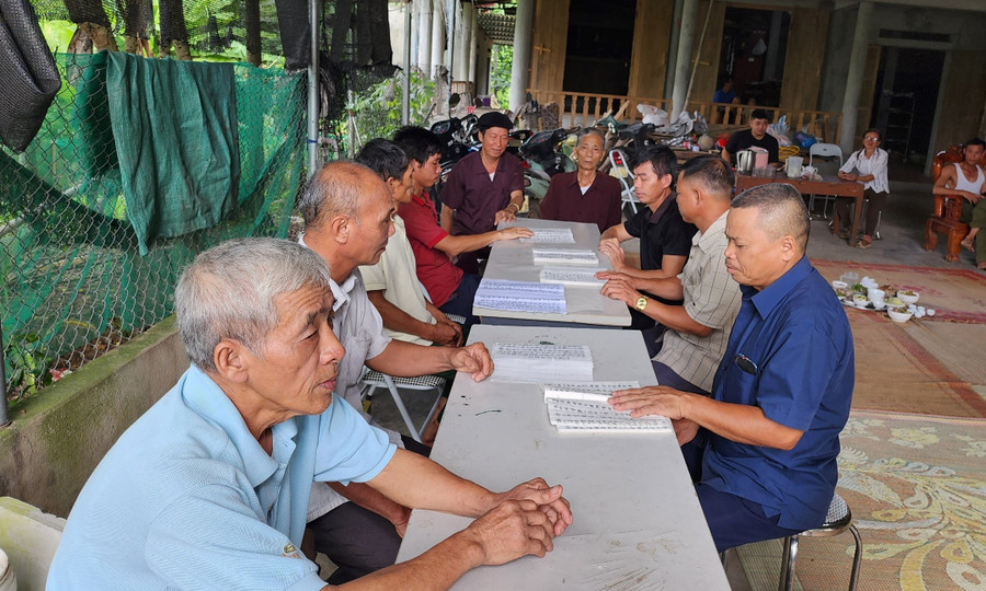 Lớp học chữ Hán - Nôm được tổ chức tại nhà ông Sầm Văn Lợi. Ảnh: Dương Hà Lớp học chữ Hán - Nôm được tổ chức tại nhà ông Sầm Văn Lợi. Ảnh: Dương Hà
