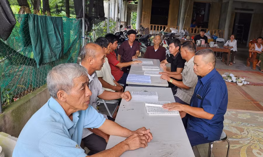 Lớp học chữ Hán - Nôm được tổ chức tại nhà ông Sầm Văn Lợi. Ảnh: Dương Hà