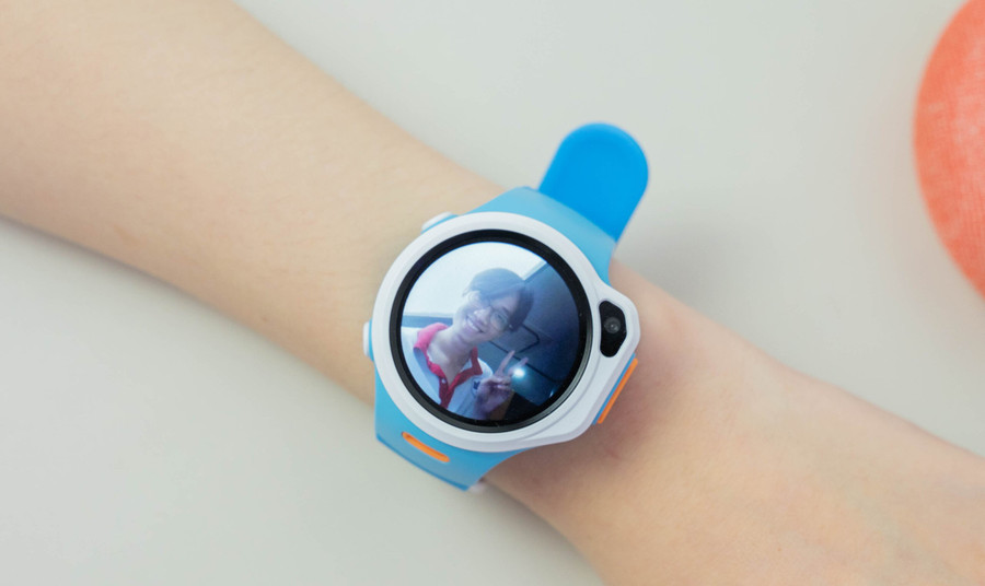 Việc trang bị đồng hồ hoặc thiết bị định vị cho trẻ khi đi lạc là một giải pháp hiệu quả. Ảnh minh họa: INT. Việc trang bị đồng hồ hoặc thiết bị định vị cho trẻ khi đi lạc là một giải pháp hiệu quả. Ảnh minh họa: INT.