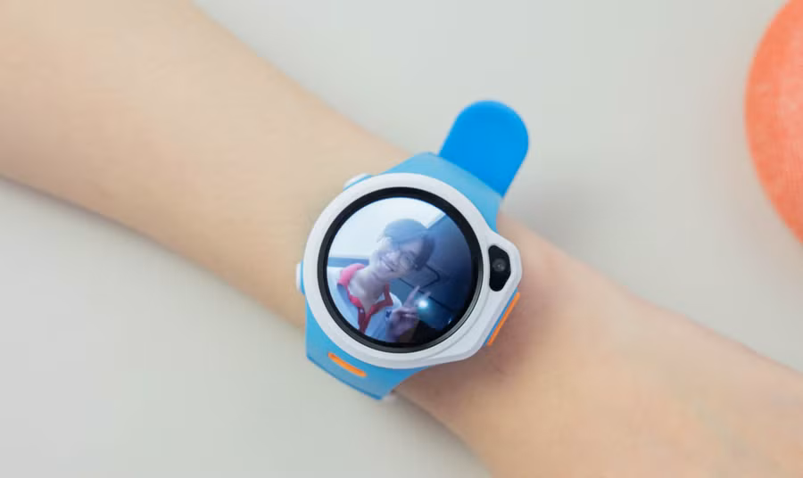 Việc trang bị đồng hồ hoặc thiết bị định vị cho trẻ khi đi lạc là một giải pháp hiệu quả. Ảnh minh họa: INT. Việc trang bị đồng hồ hoặc thiết bị định vị cho trẻ khi đi lạc là một giải pháp hiệu quả. Ảnh minh họa: INT.