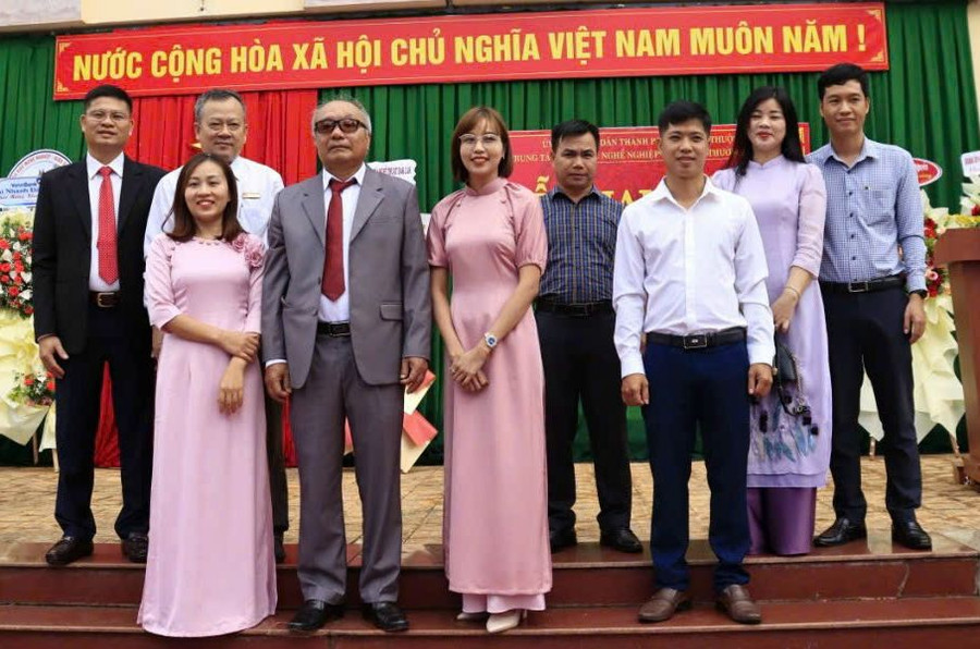Cô Nguyễn Thị Thu Hiền (thứ 5 từ phải sang) - giáo viên Trung tâm GDNN - GDTX TP Buôn Ma Thuột, Đắk Lắk. Ảnh: NVCC Cô Nguyễn Thị Thu Hiền (thứ 5 từ phải sang) - giáo viên Trung tâm GDNN - GDTX TP Buôn Ma Thuột, Đắk Lắk. Ảnh: NVCC
