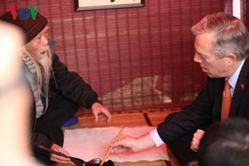 dai su my viet thu phap va chuc tet nguoi dan viet nam hinh 0