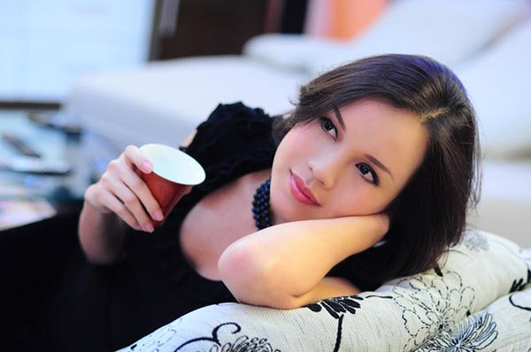Á hậu này đã lớn tuổi nhưng mãi chưa chịu lấy chồng ảnh 6 Sau này, ngoài công việc MC, Ngọc Oanh còn lấn sân sang điện ảnh và là gương mặt đại diện của nhiều nhãn hàng lớn.
