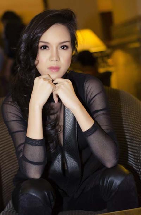 Á hậu này đã lớn tuổi nhưng mãi chưa chịu lấy chồng ảnh 7 Dù giữ được nhan sắc nổi bật nhiều năm và có được thành công nhất định trong sự nghiệp, song Ngọc Oanh lại khá kín tiếng, kém duyên trong chuyện tình cảm.