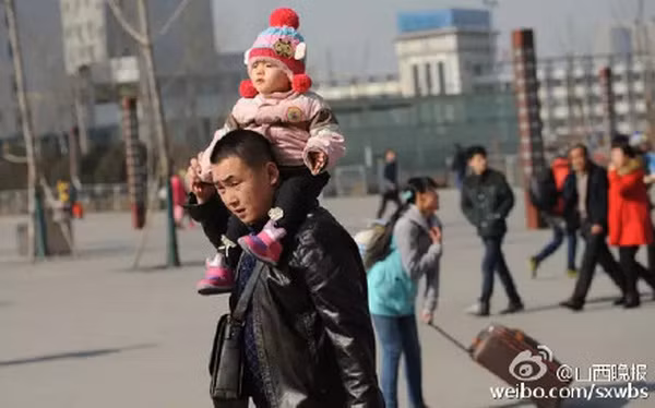 Hành trình về quê ăn Tết trên lưng mẹ của trẻ em nghèo Trung Quốc