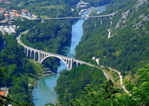  Cây cầu Solkan duyên dáng vắt ngang qua dòng sông. 