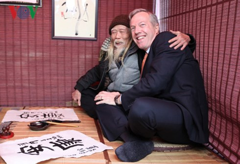 dai su my viet thu phap va chuc tet nguoi dan viet nam hinh 1