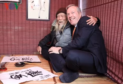 dai su my viet thu phap va chuc tet nguoi dan viet nam hinh 1