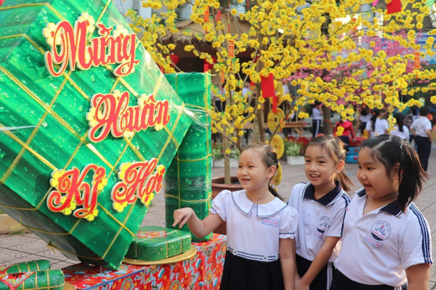 Học sinh thích thú tham quan.