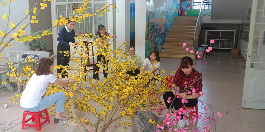 Các giáo viên tự tay trang trí cành đào, cành mai.