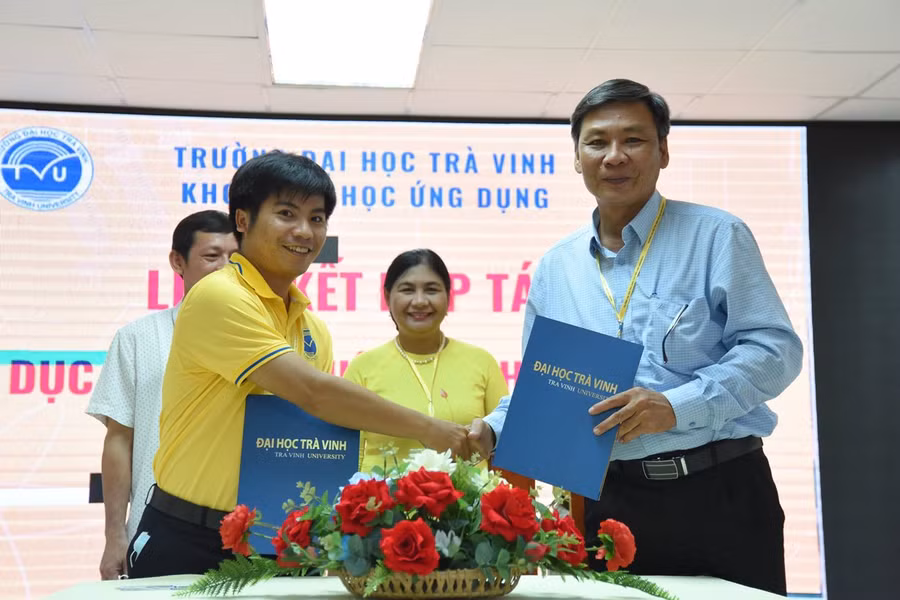 Ký kết hợp tác giữa Khoa Hóa học ứng dụng Trường ĐH Trà Vinh với các trường THPT.