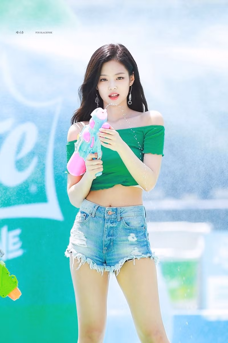 Những ngôi sao K-Pop sở hữu "bờ vai 90 độ" mặc gì cũng đẹp ảnh 1