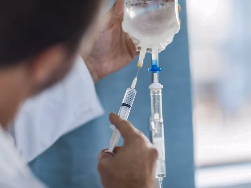 Truyền nước cho người suy nhược cơ thể thường là truyền vitamin, đạm hoặc đường