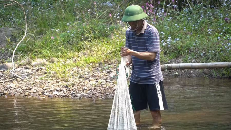 Thầy Thích đi bắt cá suối để cải thiện bữa ăn.