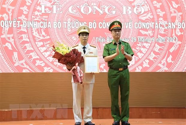 Trung tướng Nguyễn Duy Ngọc, Thứ trưởng Bộ Công an, trao Quyết định bổ nhiệm Thượng tá Trần Văn Phúc giữ chức vụ Giám đốc Công an tỉnh Thái Bình. 