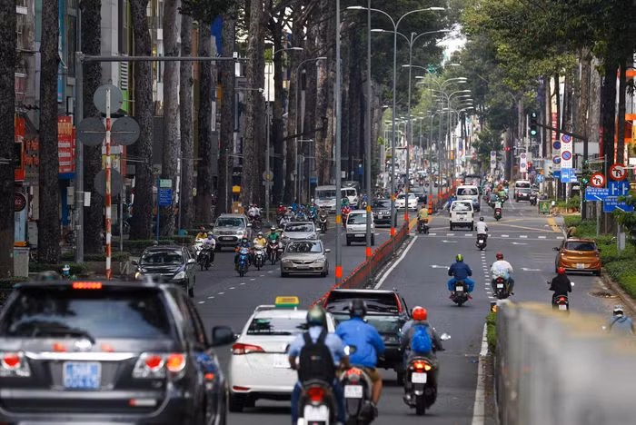 Những tuyến đường liên quận sau khi được gỡ chốt kiểm soát, lượng xe cộ tăng lên nhanh so với trước đó. Trong ảnh là đường 3/2 (quận 10) lúc 16h. (Ảnh: Zing).