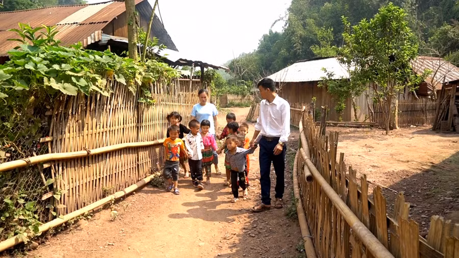 Thầy thích và cô Mừng là cặp vợ chồng giáo viên cùng sinh sống và giảng dạy tại một điểm trường.