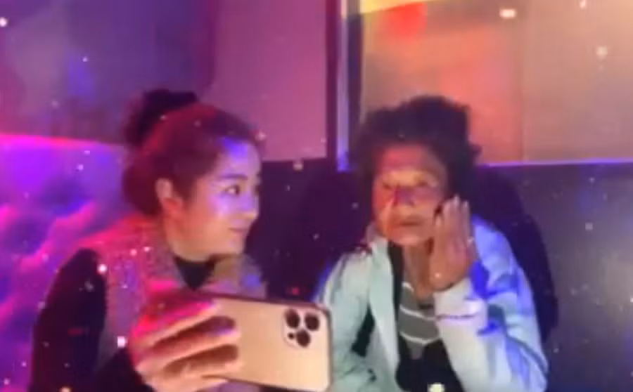 Thời gian trước đây, Thúy Nga đã rất nhiệt thành giúp đỡ đàn chị Kim Ngân. Ảnh: Chụp màn hình từ clip.