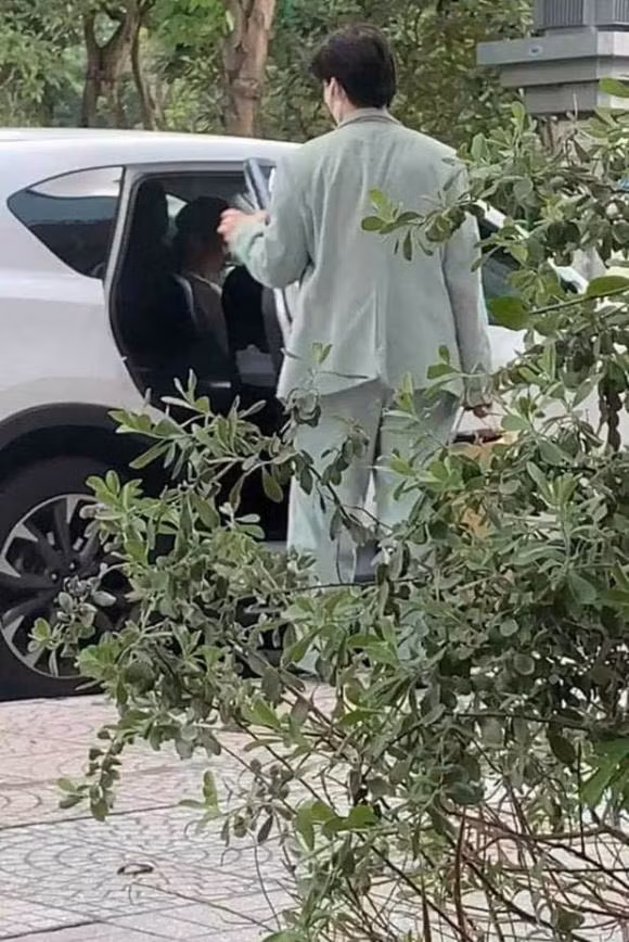 Erik lên tiếng phủ nhận tin đồn mình "lén" đi thu âm và ê-kip "quá chục người" giữa thời gian giãn cách xã hội.