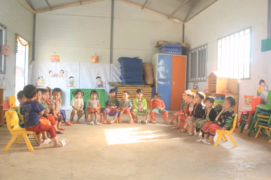 Từ ngày mở điểm trường Nậm Dính, trẻ con nơi đây được đi học, được các cô chăm sóc chu đáo.