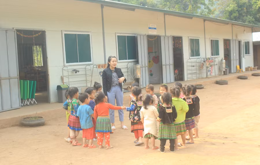 Xa gia đình, xa chồng con, động lực lớn nhất của những giáo viên cắm bản là niềm vui của học sinh.