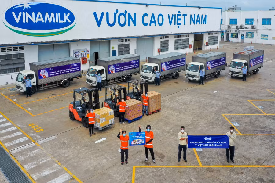 Mặc dù gặp khó khăn trong bối cảnh xiết chặt quy định giãn cách, Vinamilk vẫn cố gắng thực hiện liên tục các hoạt động hỗ trợ sản phẩm cho tuyến đầu, cộng đồng.