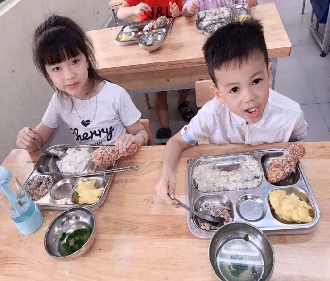 Stargate đảm bảo vệ sinh an toàn thực phẩm, cung cấp đầy đủ chất dinh dưỡng cần thiết cho sự phát triển của trẻ.