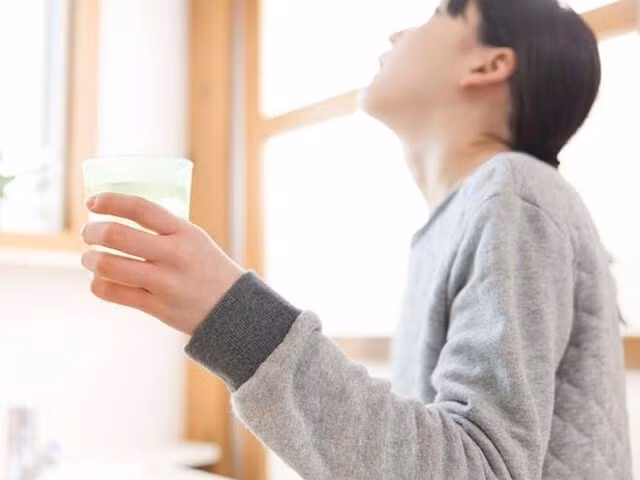 Để giảm ho, nên dùng nước muối súc vào sâu trong cổ họng