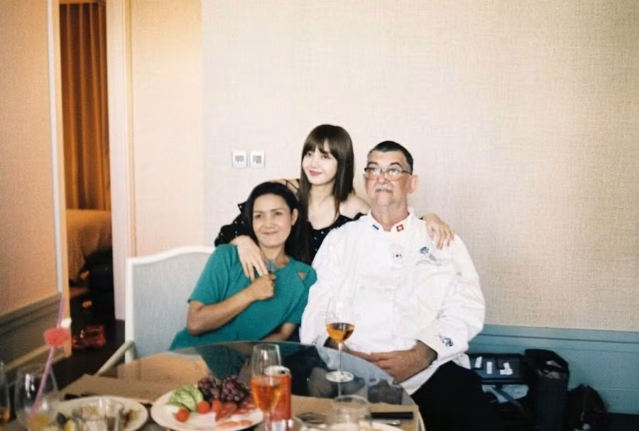 Lisa chụp ảnh cùng bố mẹ.